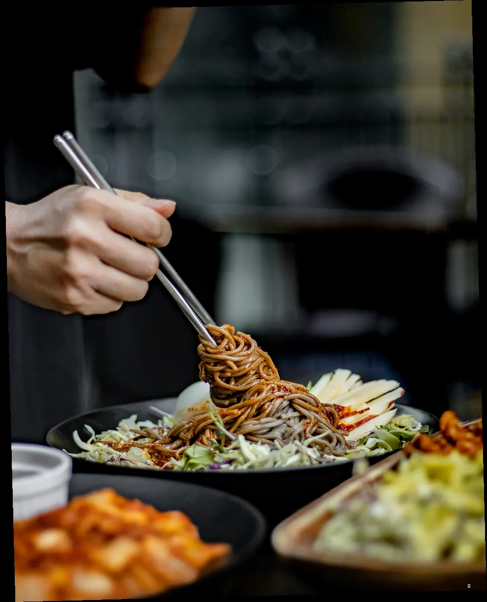 메뉴 파헤치기! 칼만두국 vs 수제비만두국, 당신의 선택은?