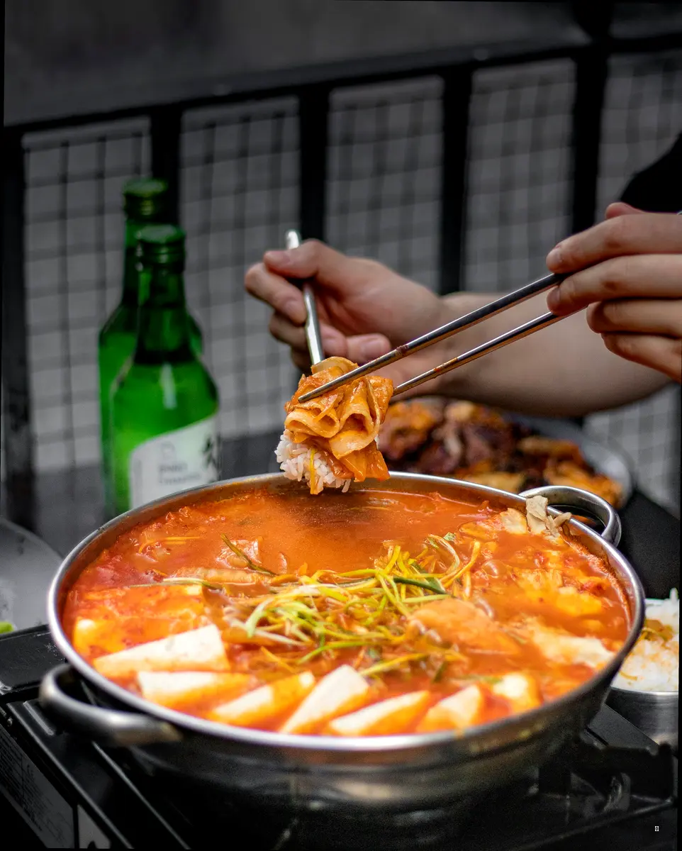 굴 못 먹는 에디터의충무칼국수즐기기: 낙지보쌈 & 보쌈김치 공략!